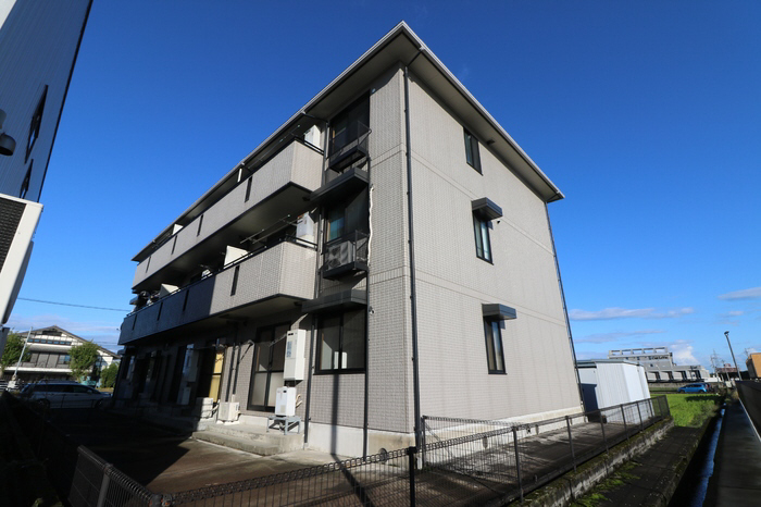 リシェス・オカザキ